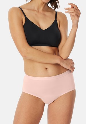 Zwarte bralette met verstelbare bandjes en een V-halsontwerp; gecombineerd met lichtroze high-waisted slips met een soepele textuur en tailleband.