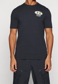 Under Armour Camiseta estampada - black