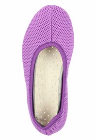 Paarse mesh instap-schoen met een afgeronde neus, gevoerde binnenkant en gestippeld patroon op de zool. Lichtgewicht en ademend ontwerp voor comfort.