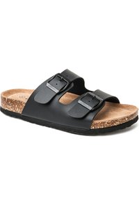 Svart sandal med två remmar som har en korkfotbädd, läderöverdel med justerbara spännen och en texturerad gummisula för bra grepp.