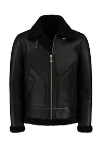 Chaqueta de cuero negra con cuello y puños de borreguillo, presenta un cierre frontal, dos bolsillos laterales y una textura suave.