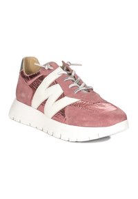 Zapatillas deportivas en tonos rosa y blanco con parte superior de ante, acentos metálicos, acabado texturizado y suela blanca de goma gruesa. Cordoneras plateadas.