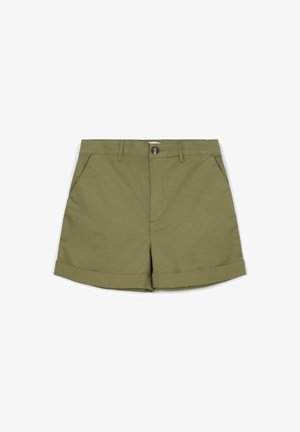 Shorts en coton vert olive avec une taille plate, deux poches latérales et des revers. Équipés d'une fermeture à bouton et de passants de ceinture.