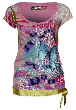 Top femme à manches courtes rose et multicolore avec motifs papillon bleu et fleurs, texte pailleté et ruban en satin jaune à l'ourlet.