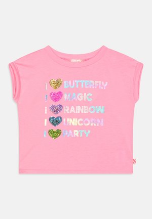 Rosa T-Shirt mit glitzernden Herzen und Text: Ich liebe Schmetterlinge, Magie, Regenbogen, Einhorn, Party, jeweils in bunten, funkelnden Buchstaben.