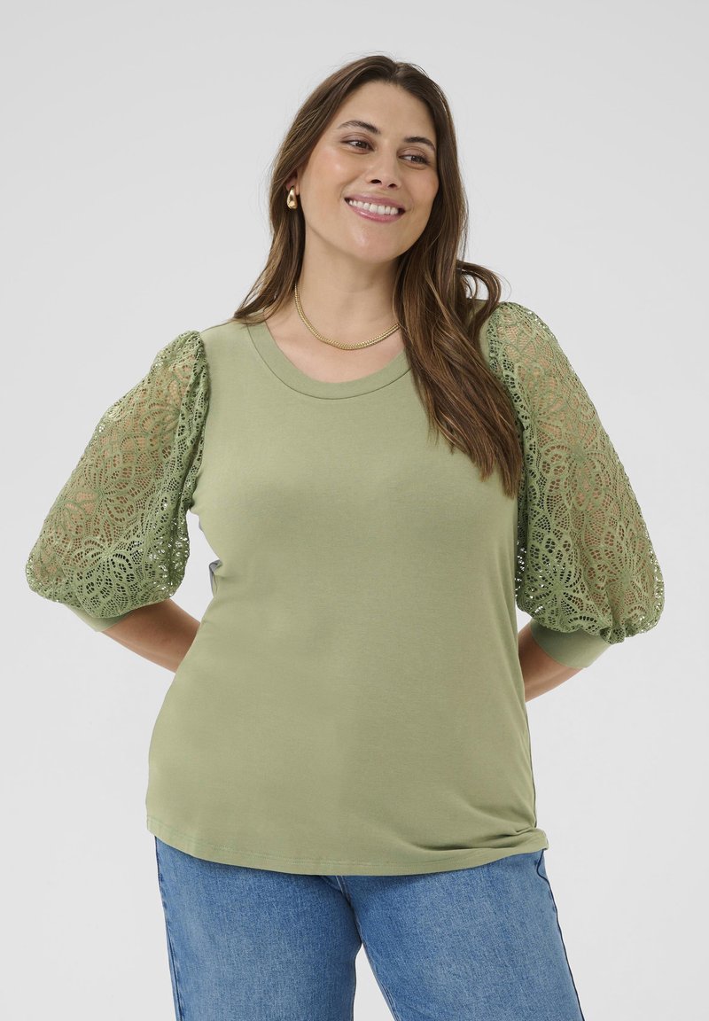 Olivgrünes T-Shirt mit körpernahem Schnitt und gerafften Spitzenärmeln mit Blumenmuster, rundem Ausschnitt und weichem Baumwollmischgewebe.