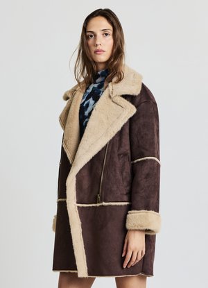 Giacca in ecopelle scamosciata marrone con colletto e polsini in shearling beige, dotata di zip diagonale e dettagli in cucitura bianca.
