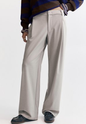 - Spodnie materiałowe