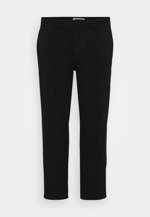 Juodi medvilniniai kelnių, tiesaus kirpimo, su frontalinėmis kišenėmis, mygtukiniu uždarymu ir švaria, lygia tekstūra. Nėra matomų raštų ar papuošimų.