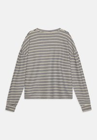 Chemise à manches longues rayée avec encolure ronde. Fabriquée en tissu doux crème avec des rayures bleu marine. Coupe décontractée et poignets côtelés.