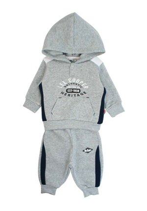 Ensemble sweatshirt gris et pantalon assorti en tissu doux. Comprend une capuche, une poche avant et des rayures latérales bleu marine avec des détails de marque.