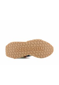 Podeszwa sneakerów Palladium, beżowa guma z heksagonalnym wzorem bieżnika i wytłoczonym logo "PALLADIUM", solidna konstrukcja zapewniająca przyczepność i wsparcie.