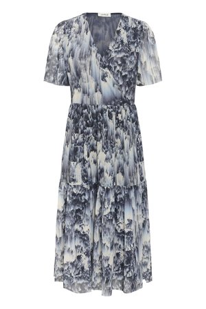 Rövid ujjú, V-nyakú midi ruha rétegzett szoknyával, absztrakt fekete, fehér és szürke texturált mintával.