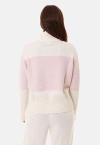 Maglione oversize con colletto alto, polsini a coste e orlo. Realizzato in morbido tessuto in maglia con righe orizzontali rosa e crema.
