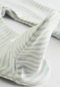 Tela de punto a rayas en colores azul claro y blanco, con una sección de punta redondeada y suave, de textura lisa.
