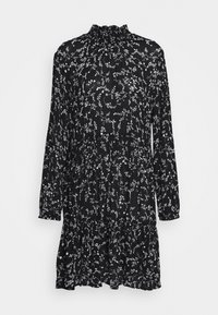 Robe noire à manches longues, avec un col haut froncé et un imprimé floral blanc. Elle présente une jupe à volants et un tissu texturé.