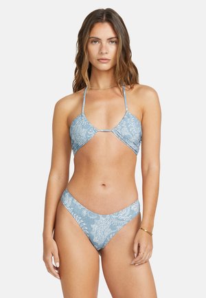 Helles blaues Bikini-Set mit einem gemusterten Dreiecktropf und einem hochgeschnittenen Höschen, dünnen, verstellbaren Trägern und einer glatten Textur.