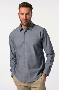 Camisa de manga larga abotonada en gris oscuro con un sutil patrón geométrico, que presenta un cuello clásico y botones blancos, confeccionada en tela ligera.