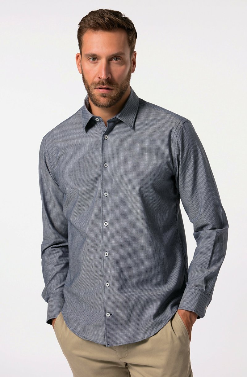Camisa de manga larga abotonada en gris oscuro con un sutil patrón geométrico, que presenta un cuello clásico y botones blancos, confeccionada en tela ligera.
