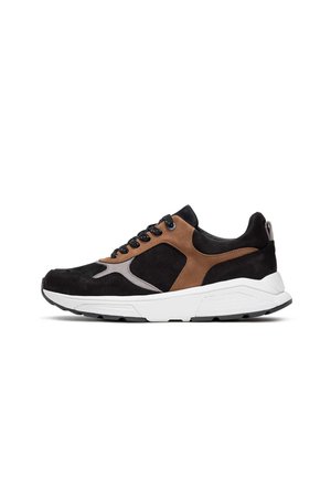 Sneaker met een zwarte suède bovenkant, bruine leren accenten en een witte tussenzool. Heeft zwarte veters en een gestructureerde buitenzool.