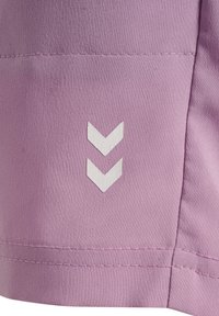 Paarse stof met een gladde textuur en een matte afwerking. Twee witte chevronvormen zijn duidelijk zichtbaar. Er is een gestikte naad te zien.