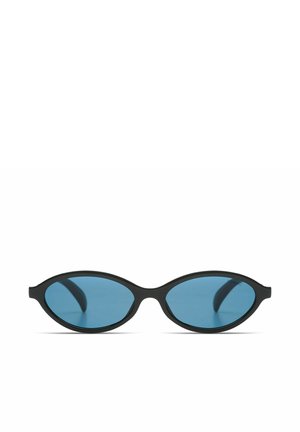 Zonnebril met zwart montuur en smalle ovale blauwe glazen, weergegeven op een witte achtergrond.