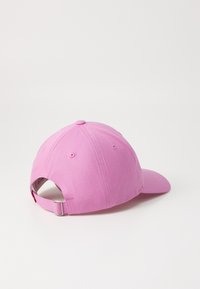 Rózsaszín pamut baseballsapka ívelt napellenzővel, hátul állítható pánttal és varrott szellőzőlyukakkal. Simas texture, egyszínű.