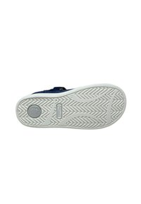 Sneaker in tela blu navy con suola in gomma bianca, caratterizzata da un motivo a spina di pesce e un dettaglio circolare con logo sul tallone.