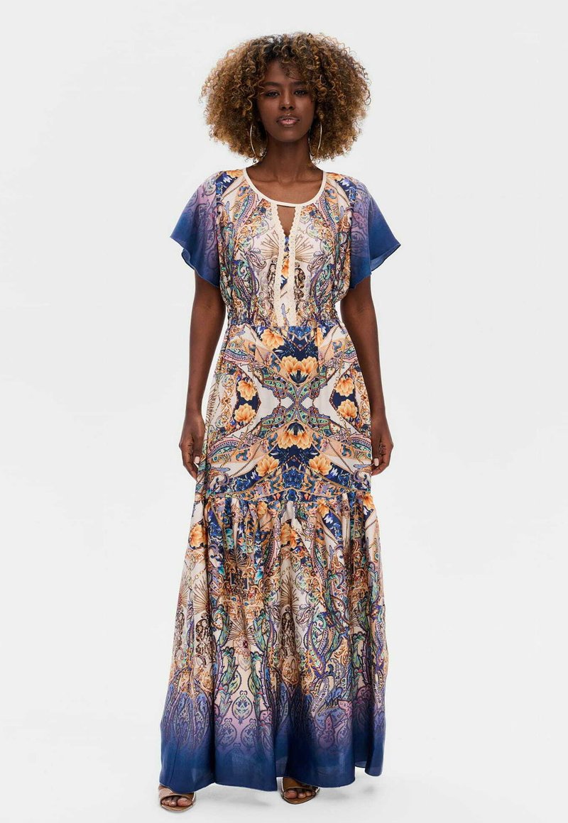 Lang maxi-jurk met een bloemen- en paisleypatroon in blauw, oranje en crème, met vlinder mouwen en een keyhole-halslijn.