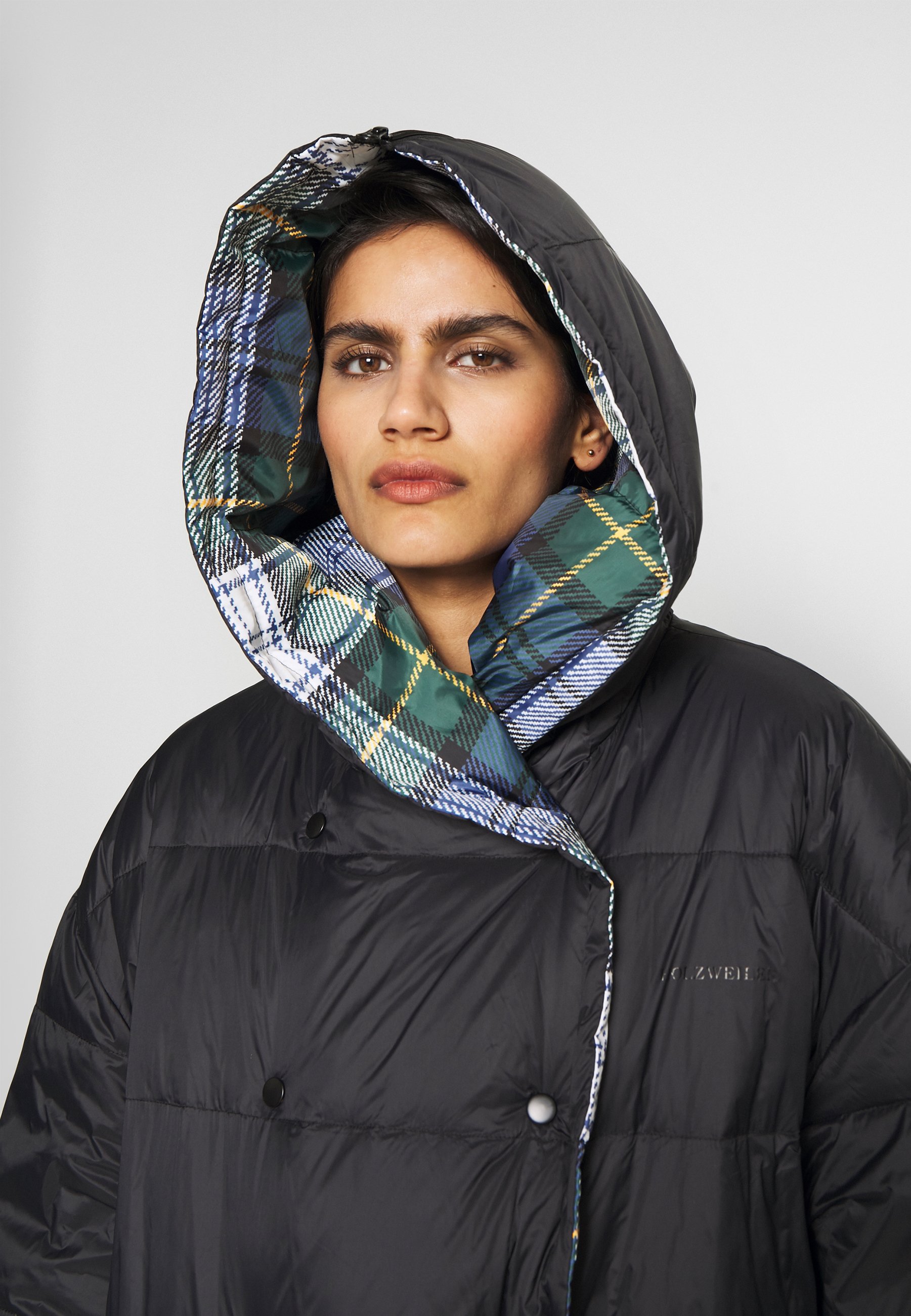 Holzweiler DOSY JACKET Dunkåpe frakk campellsvart DOSY CAMPELL SVART JAKKE | Hoyer.no