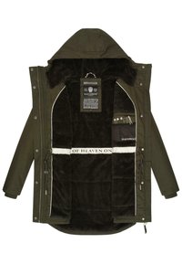 Parka vert forêt avec un intérieur en peluche noire et une bande d'accent blanche portant l'inscription "OF HEAVEN ON." Comprend une capuche et des poches.