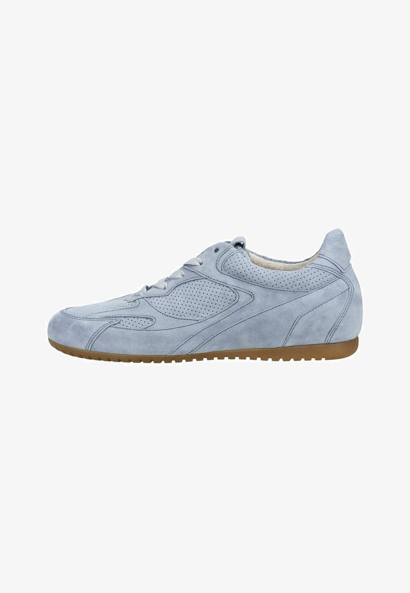 Baskets en daim bleu clair avec lacets à l'avant, panneaux latéraux perforés et semelle en caoutchouc marron, vues de profil.