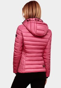 Gevoerde roze jas met een aansluitend ontwerp en capuchon, voorzien van gestikte panelen, trekkoordaccenten en zwarte hardware.
