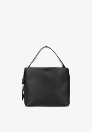 Schwarze Lederhandtasche mit einem einzelnen Griff, rechteckiger Form und dezent geprägtem Markennamen unten vorne in der Mitte.