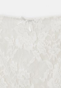 Tela de encaje blanco con patrón floral, que presenta un lazo de cinta blanca de seda en la parte superior. Textura delicada con detallado intrincado.