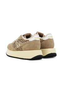 Sneaker in suede beige con design a stampa leopardata sui lati, interno fluffy e suola bianca spessa con battistrada nera. Accentuate da branding dorato.