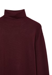 Maglione a maniche lunghe color bordeaux con colletto a coste e dettagli sulle cuciture delle spalle, presentato su uno sfondo bianco.