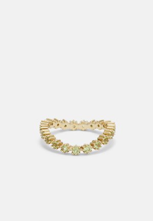 Gouden ring met afwisselend smaragd geslepen en ronde lichtgroene edelstenen, met een gestructureerde band en klauwinstekingen voor de stenen.