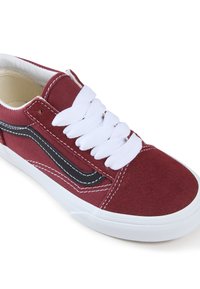 Bordové nízké tenisky s bílými tkaničkami, bílou gumovou podrážkou a černým bočním pruhem na bílém pozadí.