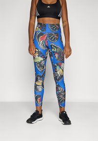 Leggins s plavom pozadinom i printom leptira u raznim bojama. Napravljeni od rastezljivog materijala, dizajnirani za aktivno nošenje.