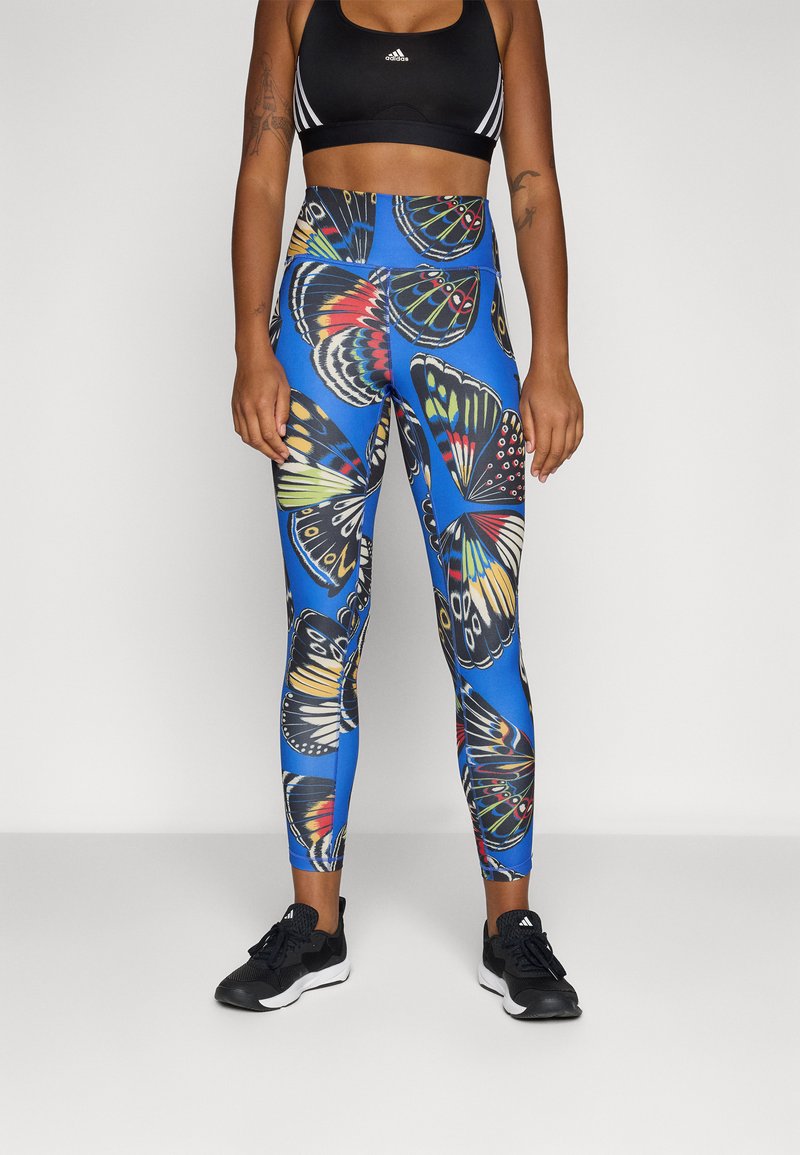 Leggins s plavom pozadinom i printom leptira u raznim bojama. Napravljeni od rastezljivog materijala, dizajnirani za aktivno nošenje.
