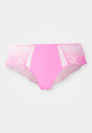 Intimo da donna rosa con pannelli in pizzo sui lati e bordi in pizzo ondulato lungo le aperture delle gambe su uno sfondo bianco.