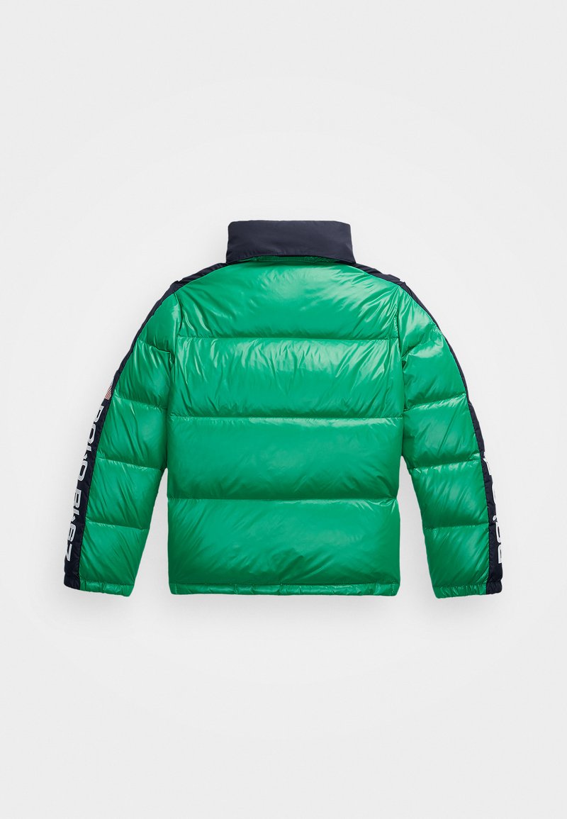 Grüne gepolsterte Jacke mit einem marineblauen Kragen und schwarzen Seitendetails. Verfügt über ein gestepptes Design und eine legere Passform.