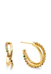 Pendientes de aro de oro que presentan múltiples piedras preciosas coloridas dispuestas en un patrón espiral a lo largo del borde exterior, con un acabado pulido.