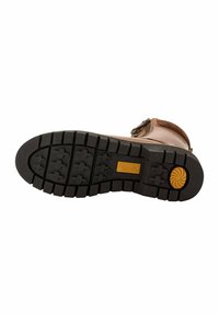 Braune Wanderschuhsohle mit tiefem Profil, aus Gummi und mit gelbem, rundem Akzent. Robustes Design mit strukturierten Oberflächen für besseren Grip.