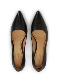 Ballerine in pelle nera con punta affusolata e lati con tagli, fodera interna beige e dettagli di cucitura sottili. Nome del marchio "Kazar" visibile all'interno.