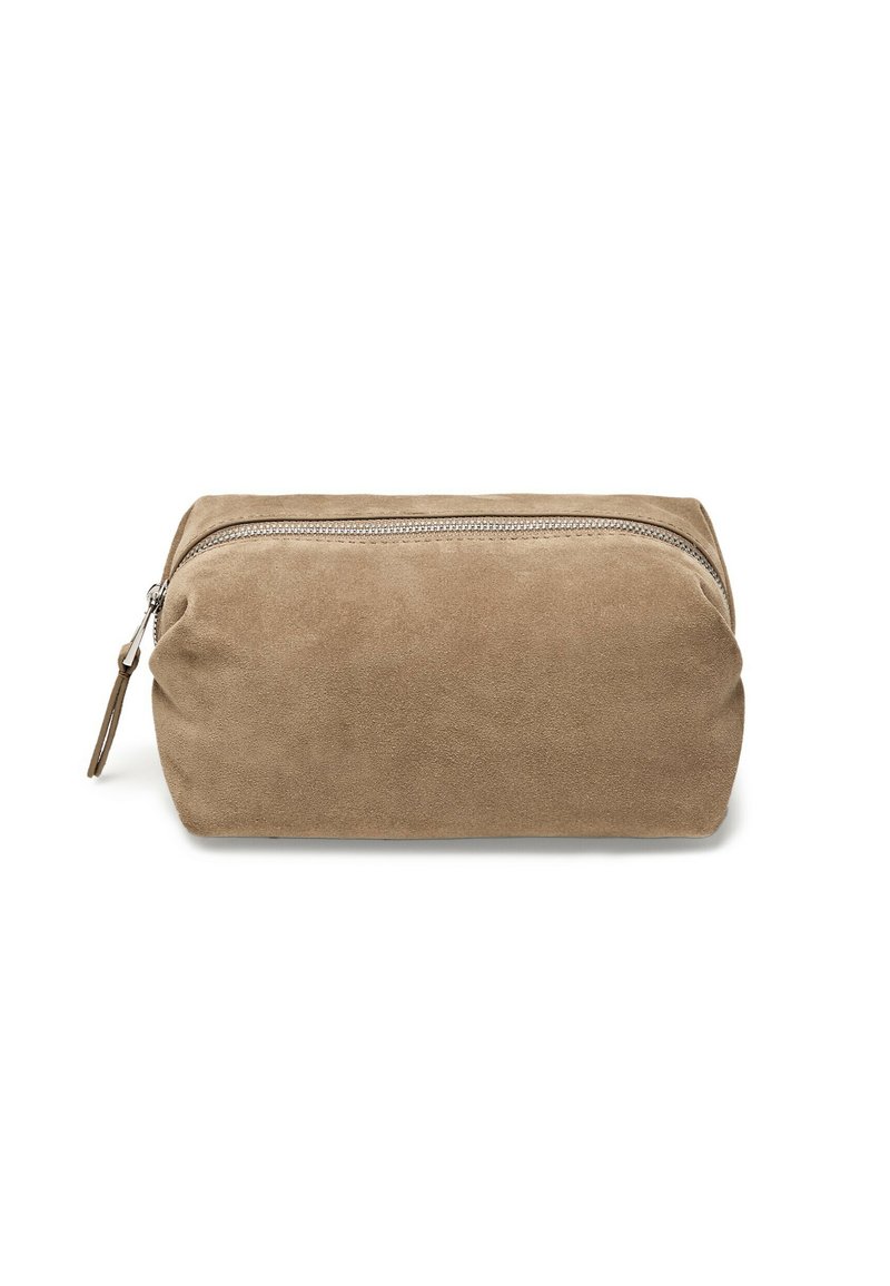 Pochette cosmetica in suede beige, forma rettangolare con bordi arrotondati, dotata di una zip argentata e un tirante in pelle. Texture morbida, design minimal.