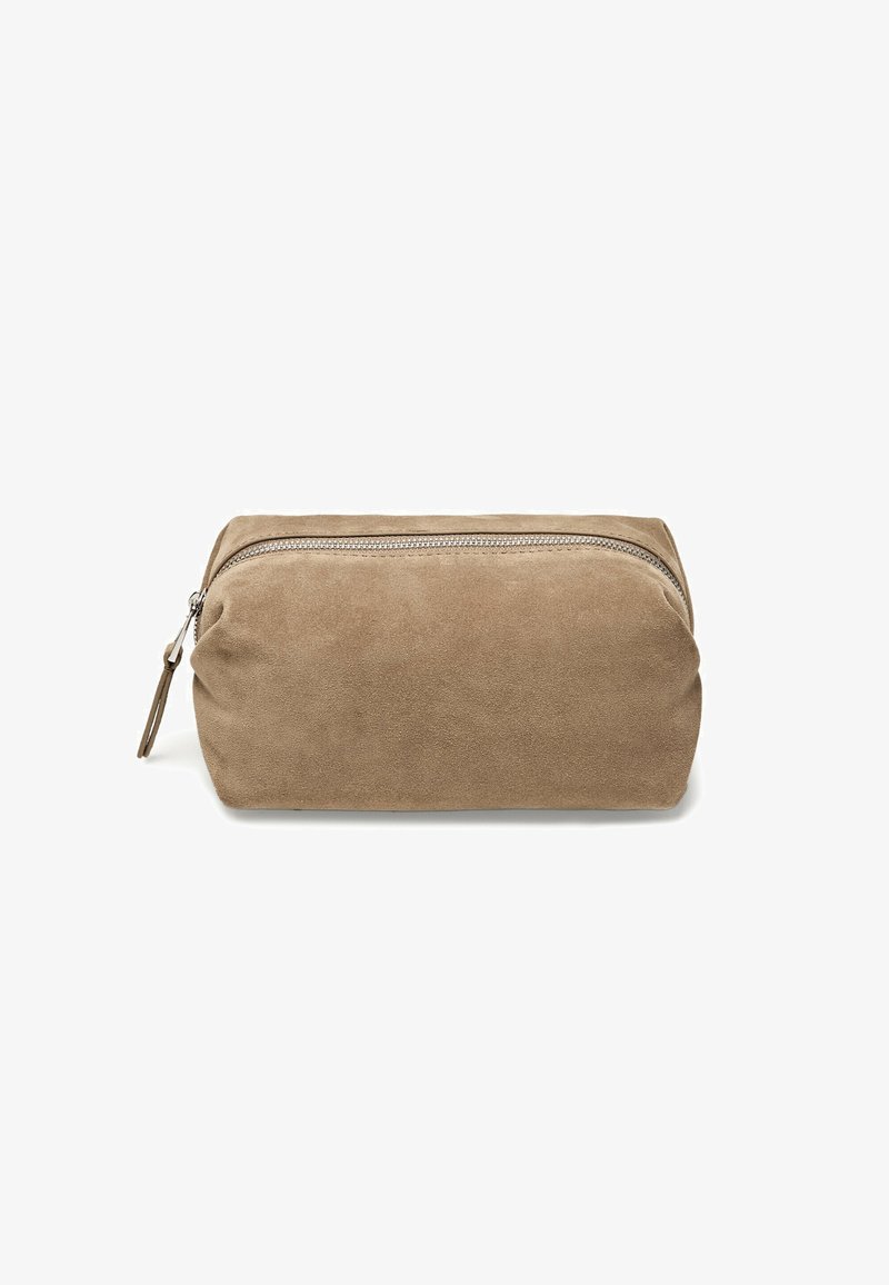 Tan ruskind kosmetikpung, rektangulær form med afrundede kanter, har en sølv lynlås og en læder trækklap. Blød tekstur, minimalistisk design.