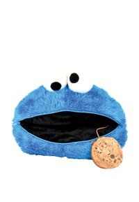 Sacchetto di peluche blu con texture pelosa, caratterizzato da grandi occhi bianchi e un design con bocca aperta. Include un ciondolo a forma di biscotto staccabile. Interno nero.