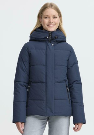 Marinblå vadderad jacka med hög krage, dragkedjestängning och sidofickor. Har en slät yta och isolerad design för värme.